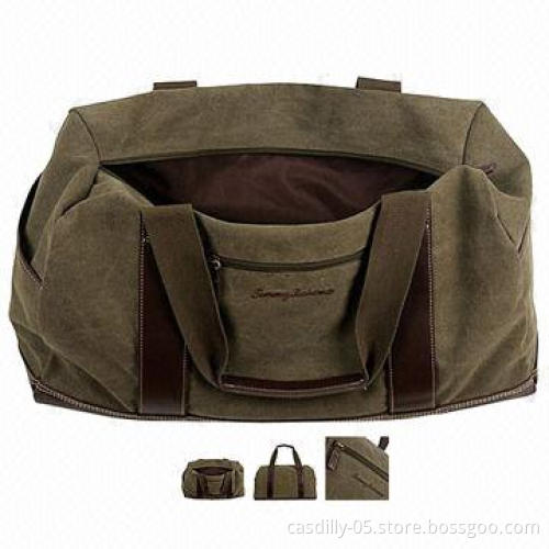 Traveling bag with fully lined interior